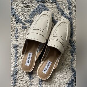 New STEVE MADDEN Kendle Bone Leath Studded Leather Mules 🤍